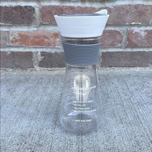 PAMPERED CHEF vinaigrette dressing mixer plastic salad pitcher container